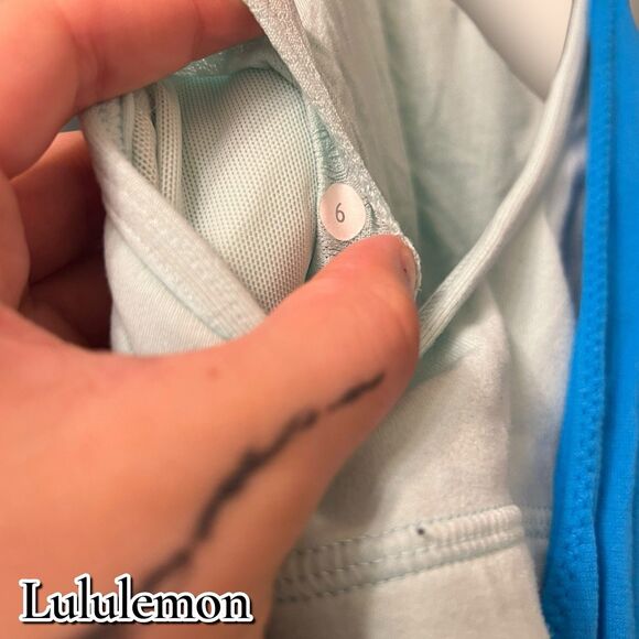Lululemon Built-In Bra Racerback Tank Top – Size 6 – Blue/Light Aqua - Picture 2 of 8